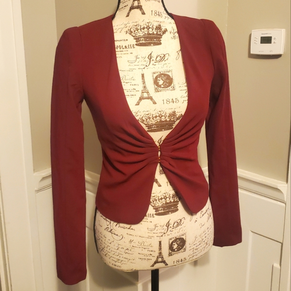 Fitted blazer, H&M, size 2 or XS. NWOT. Gold clips, super flattering, burnt red.